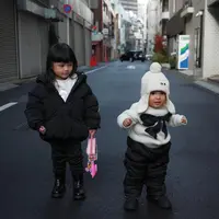 Lihat di sini tampilan stylish Ameena dan Azura, putri Atta dan Aurel Hermansyah saat Liburan di Jepang. [@aurelie.hermansyah].