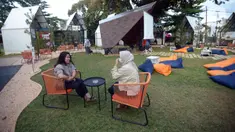 Pengunjung duduk sambil berbincang untuk menonton pertandingan Piala Dunia 2022 di pelataran Synthesis Huis, Jakarta, Selasa (22/11/2022). Synthesis Huis menjadi destinasi wisata kuliner sambil nonton bareng Piala Dunia 2022. (merdeka.com/Imam Buhori)
