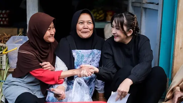 Gaya Nafa Urbach saat ‘Blusukan’ ke Dapil 6