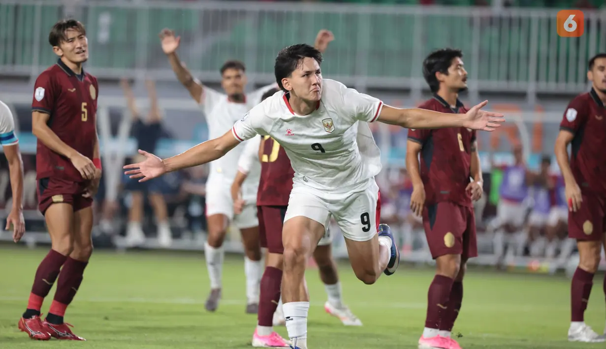 Pemain Timnas Indonesia Mitchell Baker melakukan selebrasi usai mencetak gol ke gawang Kamboja pada laga Grup A Piala AFF 2026 di Stadion Pakansari, Bogor, Senin (27/7/2026). Penyerang berusia 19 tahun itu mencetak hattrick pada laga debutnya bersama Skuad Garuda dan membawa Indonesia meraih kemenangan 5-1 atas Kamboja. (KLY/ Budy Santoso)