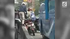 Ada-ada saja kelukuan para pengendara motor. Sudah tahu salah, mereka nekat melintas di jalur busway dan saat tahu ada polisi yang mengahadang, mereka pun kompak mencari akal.