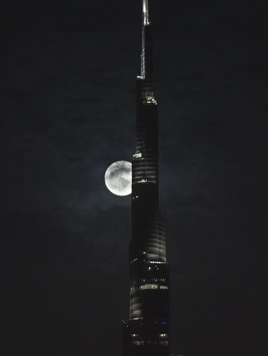 Bulan purnama terbesar atau supermoon muncul di belakang Burj Khalifa, menara tertinggi di dunia di Dubai, Uni Emirat Arab, Senin, 19 Agustus 2024. (AP Photo/Altaf Qadri)