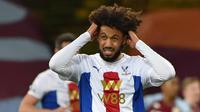 Bek Crystal Palace, Jairo Riedewald, tampak kecewa usai kebobolan gol ketiga melawan Aston Villa dalam laga lanjutan Liga Inggris 2020/21 pekan ke-15 di Villa park, Birmingham, Sabtu (26/12/2020). Crystal Palace kalah 0-3 dari Aston Villa. (AFP/Rui Vieira/Pool)