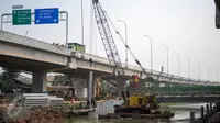 Suasana pembangunan proyek Tol Becakayu seksi I rute Jakasampurna-Kampung Melayu, Jakarta, Rabu (17/5). Tol Becakayu memiliki total panjang 21,5 km dengan biaya investasi sebesar Rp 9,5 triliun. (Liputan6.com/Yoppy Renato)