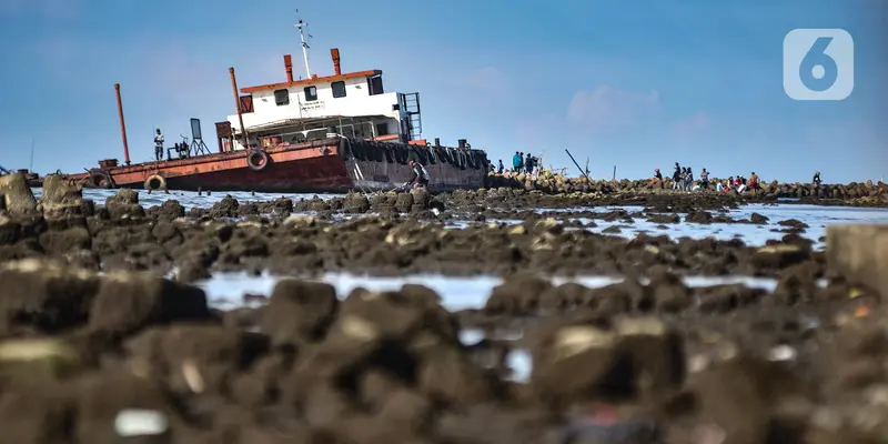 Memancing Dari Atas Kapal Karam