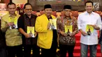 Ketua DPR Bambang Soesatyo atau Bamsoet (kanan) bersama Ketua PBNU Said Aqil Siradj (dua kanan) dan Sekjen Partai Golkar Lodewijk Frederich (kiri) hadir dalam peluncuran buku Komunikasi Politik Jokowi di Jakarta, Jumat (9/3). (Liputan6.com/JohanTallo)