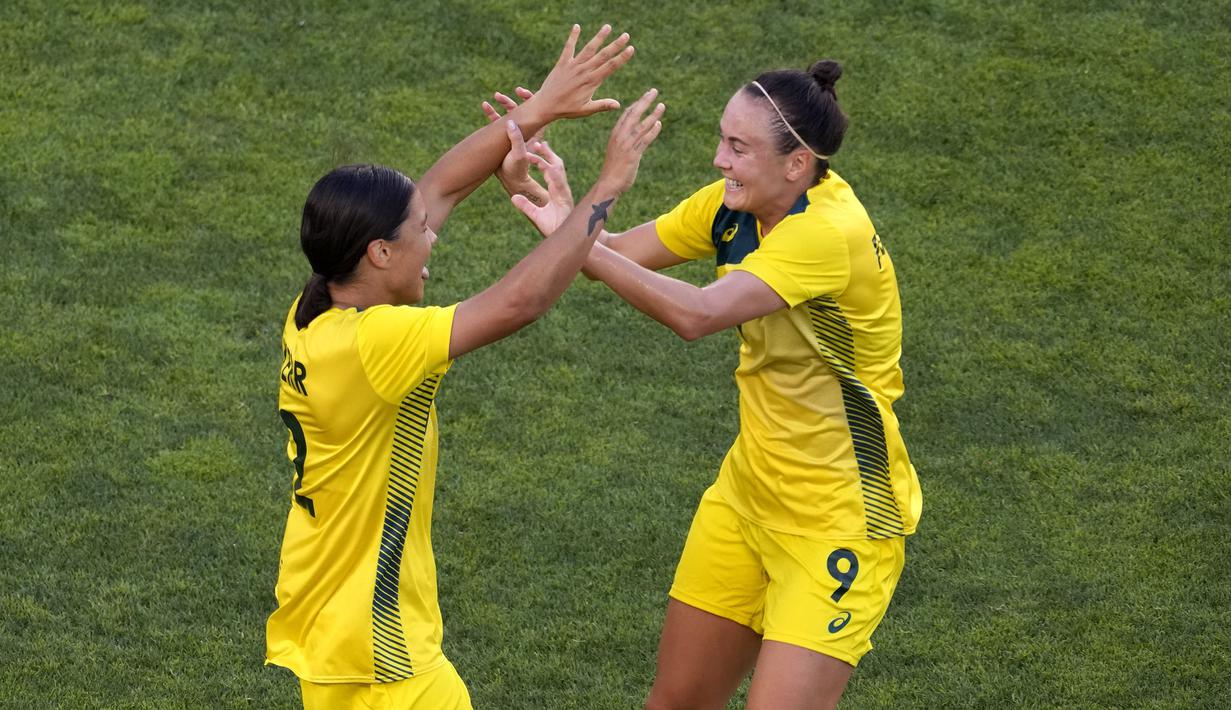 Australia tak menyerah begitu saja. Pada menit ke-54, Caitlin Foord (kanan) mampu lesatkan gol lewat tandukan kepalanya. Adrianna Franch telat merespon sehingga membuat bola harus bersarang di gawangnya. (Foto: AP/Kiichiro Sato)