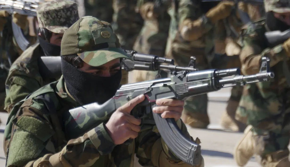 Pejuang Taliban menunjukkan keterampilan mereka selama upacara kelulusan setelah pelatihan militer tiga bulan di Herat, Afganistan (10/1/2022). Sekitar 600 pejuang Taliban mengikuti parade militer di Kabul, Afghanistan pada Minggu (9/1) merayakan kelulusan mereka.  (AFP Photo)