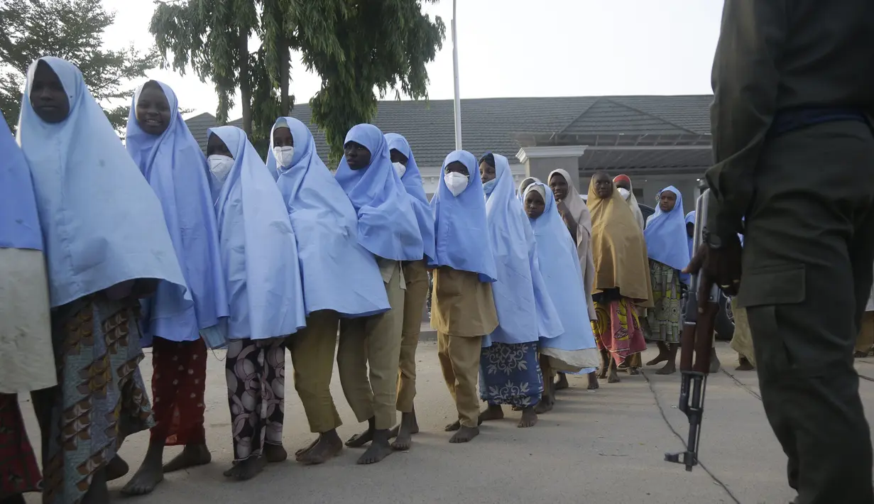 Sejumlah siswa yang diculik oleh kelompok bersenjata dari Sekolah Menengah Putri Pemerintah, di Jangebe, pekan lalu setelah pertemuan pembebasan mereka dengan Gubernur negara bagian Bello Matawalle, di Gusau, Nigeria utara, Selasa (2/3/2021). (AP Photo / Sunday Alamba)