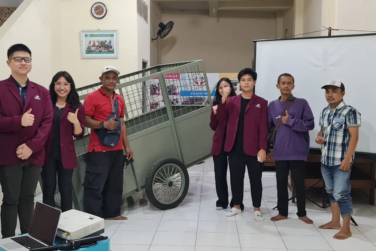 Gerobak Sampah Mahasiswa Universitas Ciputra untuk Lebo Agung