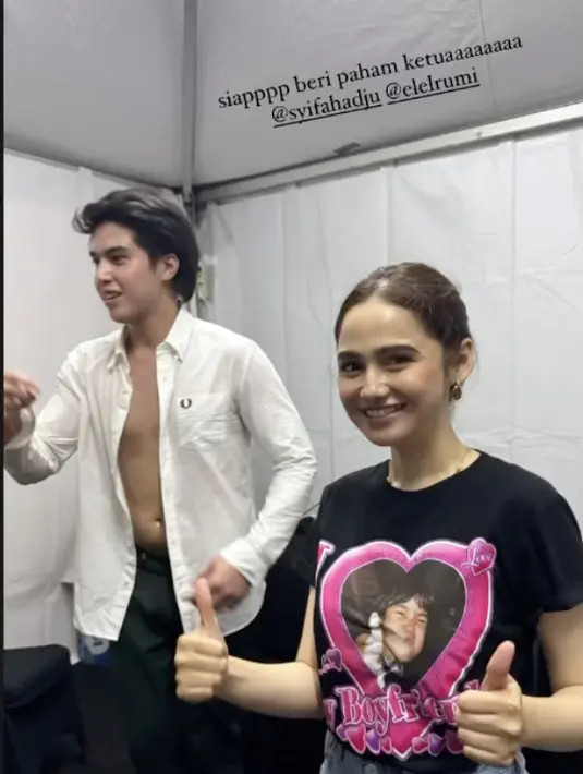 Syifa Hadju tampak membuat t-shirt dengan foto El Rumi.  [Foto: Instagram/ Syifa Hadju]