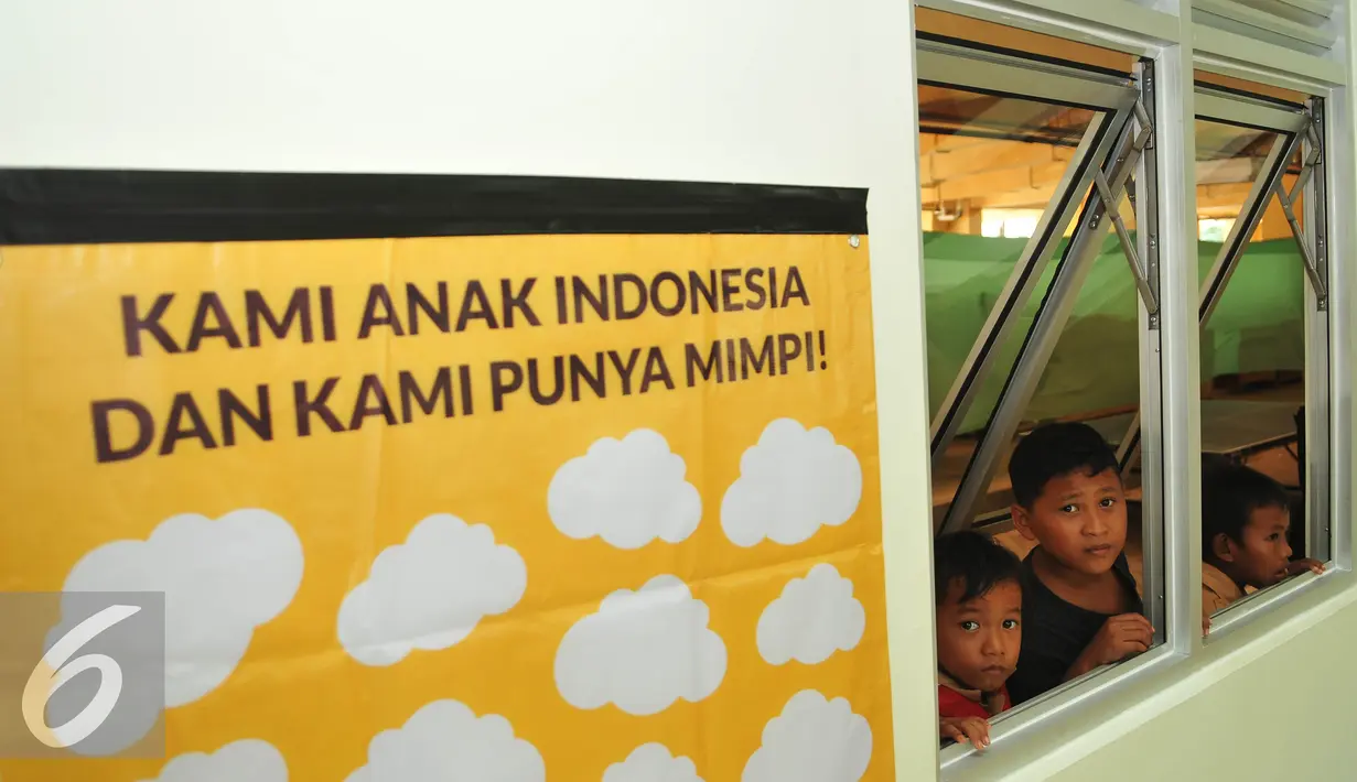 Sejumlah anak melihat acara di balik jendela, Rusun Cipinang Besar Selatan, Jakarta, Rabu (27/4). Diharapkan anak-anak Indonesia berani bermimpi dan mewujudkan mimpi demi masa depan yang lebih cerah. (Liputan6.com/Gempur M Surya)