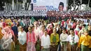Peserta upacara memperingati Hari Pendidikan Nasional 2016 menggunakan baju adat di Kemdikbud, Jakarta, Senin (2/5).  Upacara tersebut diikuti oleh seluruh pegawai kemendikbud dan perwakilan sekolah-sekolah di Jakarta. (Liputan6.com/Faizal Fanani)