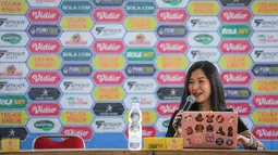 Direktur Bisnis PSIM Yogyakarta, Liana Tasno memberikan sambutan saat konferensi pers sponsor PSIM Yogyakarta 2022 di Wisma PSIM Yogyakarta, Sabtu (13/08/2022). (Bola.com/Bagaskara Lazuardi)