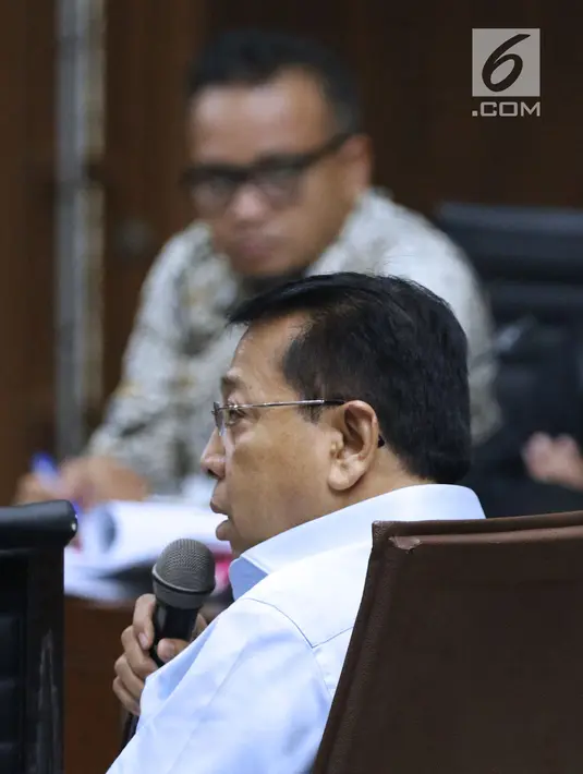 Setya Novanto (kedua kiri) menjawab pertanyaan saat menjadi saksi sidang lanjutan dugaan korupsi pengadaan e-KTP dengan terdakwa Irvanto Hendra Pambudi dan Made Oka Masagung di Pengadilan Tipikor, Jakarta, Selasa (18/9). (Liputan6.com/Helmi Fithriansyah)