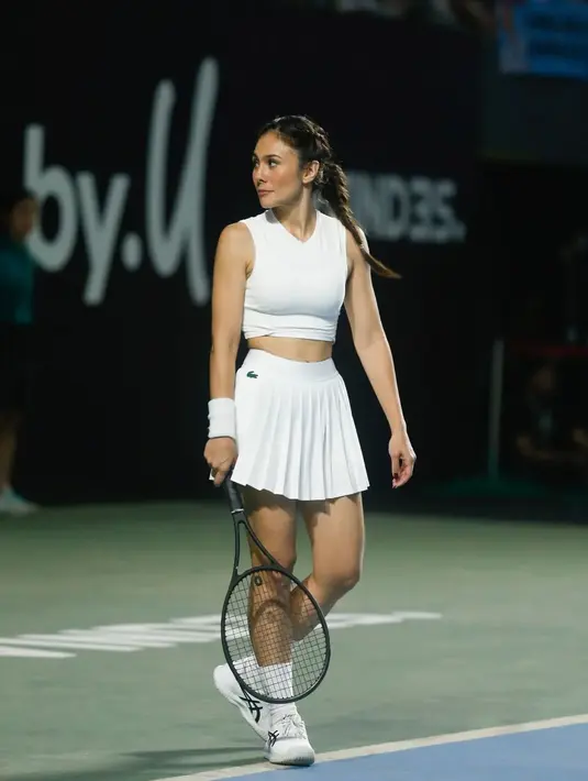 Wulan Guritno saat bermain tenis. Ia memilih outfit tenis serba putih. [Foto: Instagram/wulanguritno]