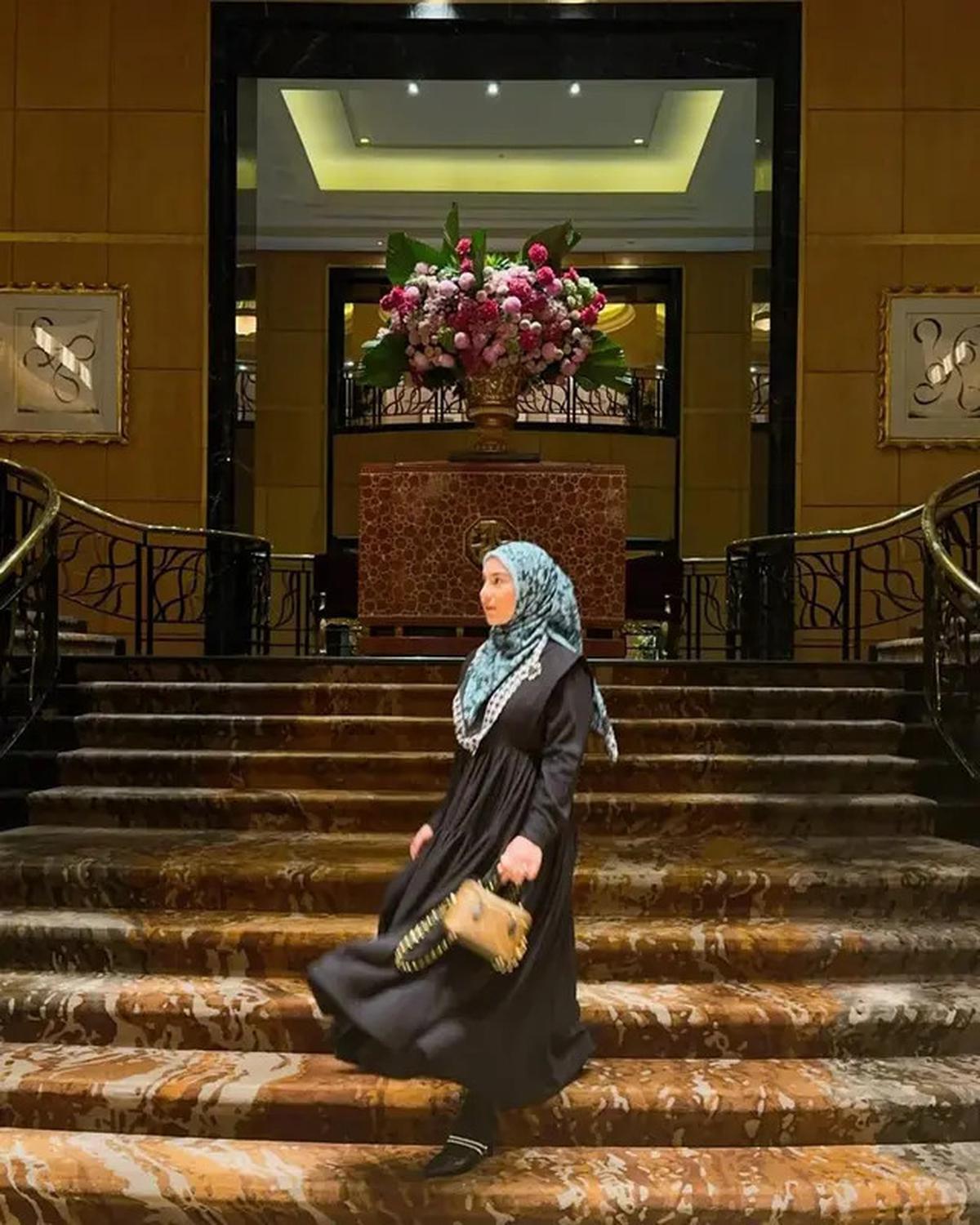 6 Model Gamis Hitam Elegan Irish Bella dan Setelan Hijabnya, Inspirasi Gaya Modis Ibu Muda Usia 30-an di 2025