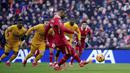 Pemain Liverpool, Mohamed Salah mencetak gol melalui tendangan penalti ke gawang Wolverhampton dalam laga lanjutan Liga Inggris 2024/2025 di Anfield, Liverpool, Inggris, Minggu (16/02/2025). (AP Photo/PA/Peter Byrne)