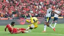Kiper Persija Jakarta Nadeo Argawinata mengamankan bola saat menghadapi Persib Bandung pada pertandingan BRI Super League 2026/2027 di Stadion Utama Gelora Bung Karno (SUGBK), Jakarta, Sabtu (12/9/2026). Persija Jakarta berhasil mengalahkan Persib Bandung dengan skor 2-1. (KLY/Budy Santoso)
