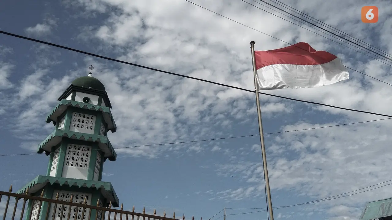 menara masjid dan bendera merah putih