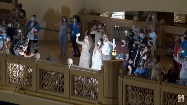 Pasangan Asal Dubai Umumkan Jenis Kelamin Bayi di Gedung Burj Khalifa. foto: Youtube 'anasala family'