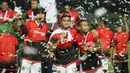 Bek Persebaya, Rachmat Irianto, bersama rekan-rekan merayakan gelar juara usai mengalahkan PSMS pada laga final Liga 2 di Stadion GBLA, Bandung, Selasa (28/11/2017). PSMS kalah 2-3 dari Persebaya. (Bola.com/Vitalis Yogi Trisna)