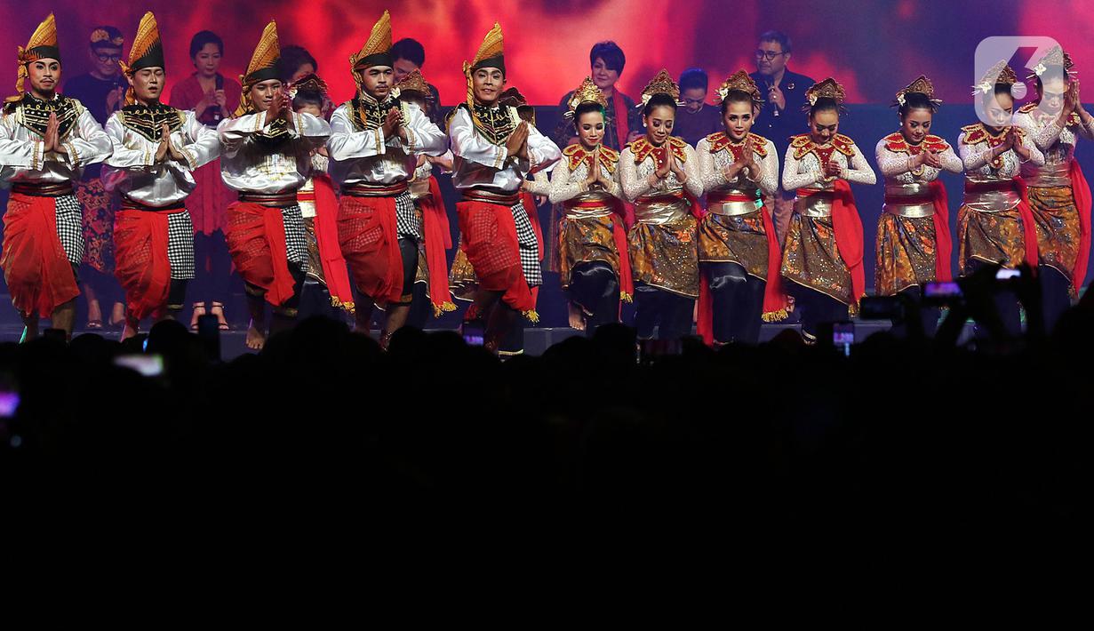 Pertunjukan seni meramaikan malam kebudayaan pada penutupan Rakernas I PDI Perjuangan di JIEXPO Kemayoran, Jakarta, Minggu (12/1/2020). Rakernas menghasilkan rekomendasi pembumian ideologi Pancasila, menjaga NKRI dan kebinekaan, kedaulatan wilayah serta ekonomi. (Liputan6.com/Johan Tallo)