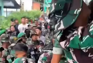 Anggota TNI lakukan penertiban rumah di Jagakarsa. (Tangkapan layar Instagram)