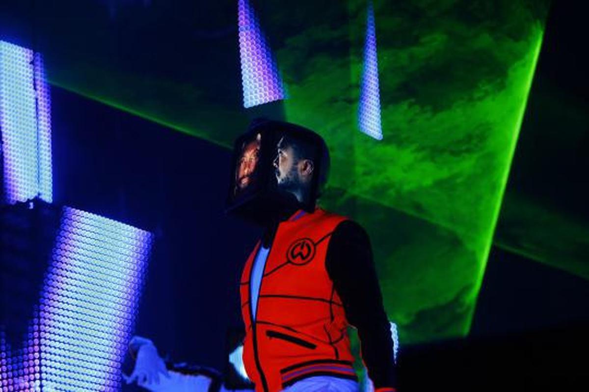 Will.I.am sulap iPad jadi topeng hidup
