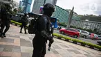 Petugas Brimob Polda Metro Jaya dengan senjata lengkap melakukan penjagaan di kawasan Bundaran HI, Jakarta, Kamis (1/4/2021). Pasca penyerangan yang terjadi di Mabes Polri, aparat kepolisian memperketat penjagaan dan pengamanan di ruang publik ibu kota. (Liputan6.com/Faizal Fanani)