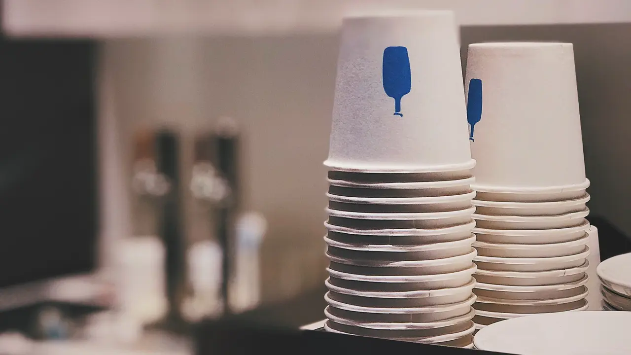 Ngopi di Gelas Kertas Ternyata Bisa Membahayakan Lingkungan