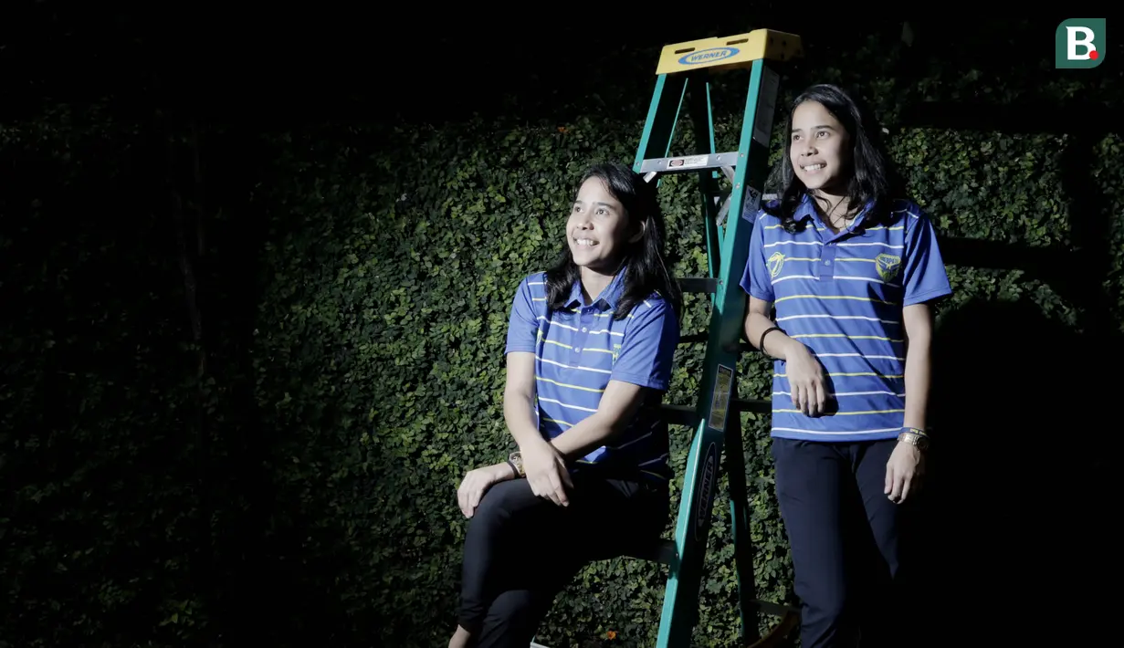 Pebasket Merpati Bali, Tania Rasidi dan Lamia Rasidi, berpose saat berkunjung ke kantor Bola.com, Jakarta, Jumat (16/3/2018). Duet kembar ini siap membawa Merpati Bali juara Srikandi Cup 2017/2018. (Bola.com/M Iqbal Ichsan)