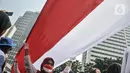 Peserta membentangkan bendera Merah Putih raksasa di kawasan Bundaran HI, Jakarta Pusat, Minggu (28/8/2022). Sebanyak 50.000 orang membentangkan bendera merah putih sepanjang 1.700 meter dari kawasan Monas hingga Bundaran HI yang merupakan rangkaian dalam memperingati Hari Kemerdekaan Indonesia dengan tema 'Pulih Lebih Cepat, Bangkit Lebih Kuat. (merdeka.com/Iqbal S Nugroho)