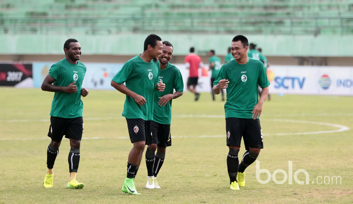 Wajah santai para punggawa  Sriwijaya FC saat sesi latihan jelang melawan Arema FC pada laga delapan besar Piala Presiden 2017 di Stadion Manahan, Solo, Jumat (24/2/2017). (Bola.com/Nicklas Hanoatubun)
