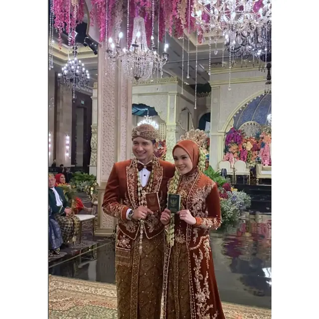 6 Potret Akad Nikah Chand Kelvin dan Dea Sahirah, Mahar 77 Gram Logam Mulia