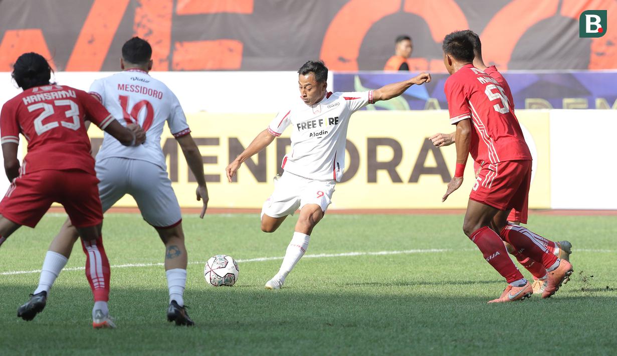 <p>Pemain Persis Solo, Samsul Arif (tengah) melepaskan tendangan ke gawang Persija Jakarta dalam laga pekan ke-2 BRI Liga 1 2022/2023 antara Persija Jakarta melawan Persis Solo di Stadion Patriot Candrabhaga, Bekasi, Minggu (31/7/2022) sore WIB. (Bola.com/Ikhwan Yanuar)</p>