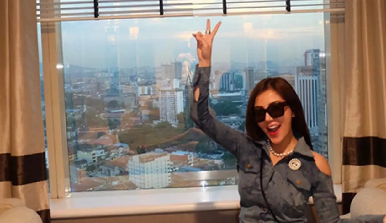 Namun di sisi lain Bella memberikan seuntai doa terbaik untuk pernikahan Adjie dan Novita yang terpaut usia 25 tahun tersebut. Ia mengatakan semoga berbahagia dan pernikahan ini langgeng, serta tak ada lagi perceraian.(Instagram/bellashofie5292)