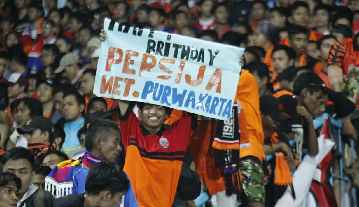 Meskipun kalah 0-1 namun tidak menyurutkan semangat The Jakmania mendukung Persija saat berlaga melawan Arema Cronus di Stadion Kanjuruhan, Malang, Sabtu (28/11/2015). (Bola.com/Robby Firly) 