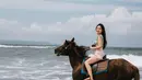 Aktris berusia 24 tahun tersebut memilih menghabiskan waktunya menyusuri indahnya pantai dengan menunggang kuda. Ia bahkan tak takut mengendarai kudanya hingga berjalan hampir ke tengah laut. (Instagram/natashawilona12)