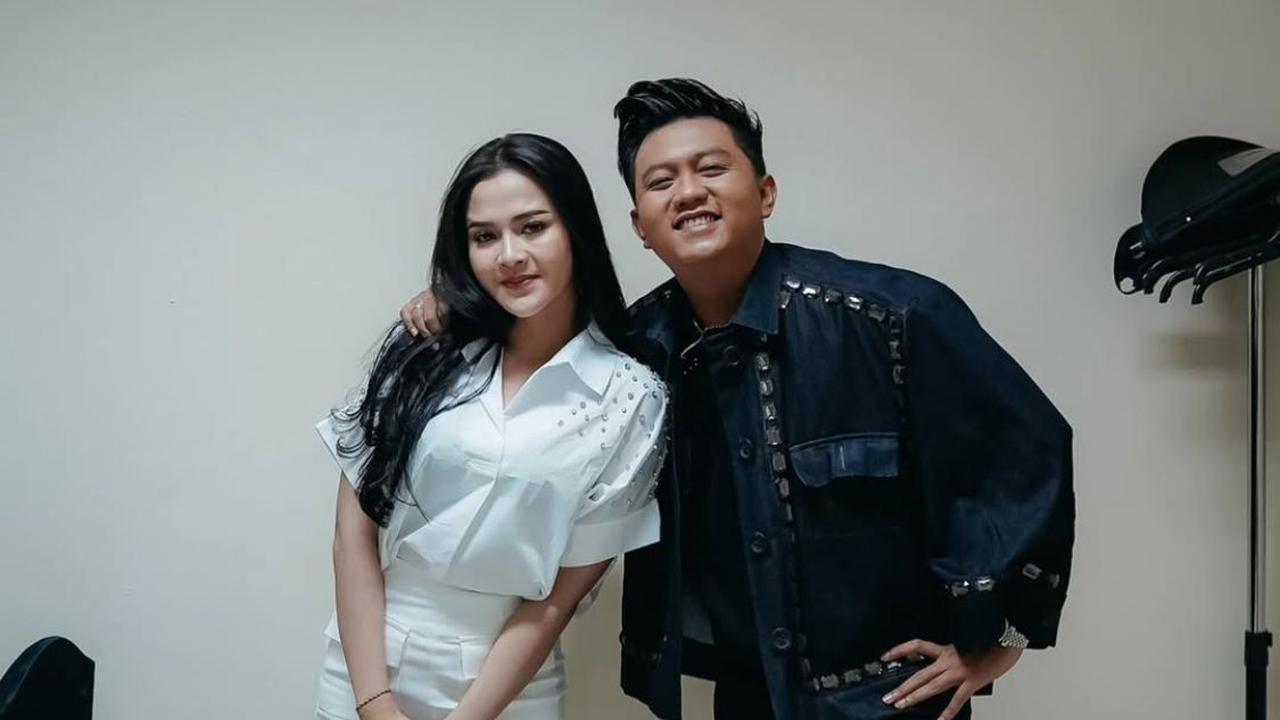 7 Potret Bella Bonita Temani Denny Caknan di Backstage, Bukti Kesetiaan yang Romantis