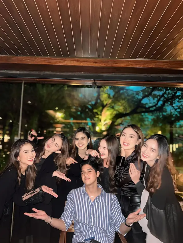 Potret Al Ghazali saat buka bersama bareng pemain Little Mom series (Sumber: Instagram/@elinaaaaajoerg)