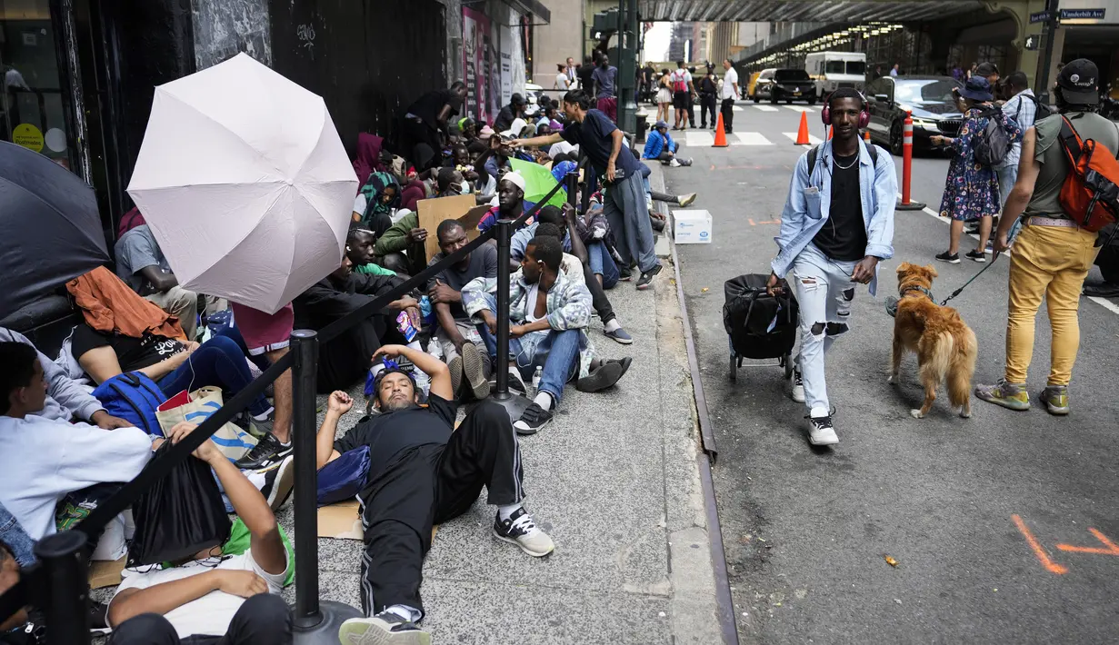 Hotel Roosevelt yang bersejarah dan berada di tengah kota Manhattan, kini diubah untuk menjadi tempat penampungan bagi para pencari suaka. (AP Photo/John Minchillo)
