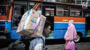 Sejumlah penumpang melintas diantara Metromini di Terminal Blok M, Jakarta, Rabu (26/7). Dinas Perhubungan (Dishub) DKI Jakarta akan merevitalisasi 700 unit metromini menjadi Minitrans. (Liputan6.com/Faizal Fanani)