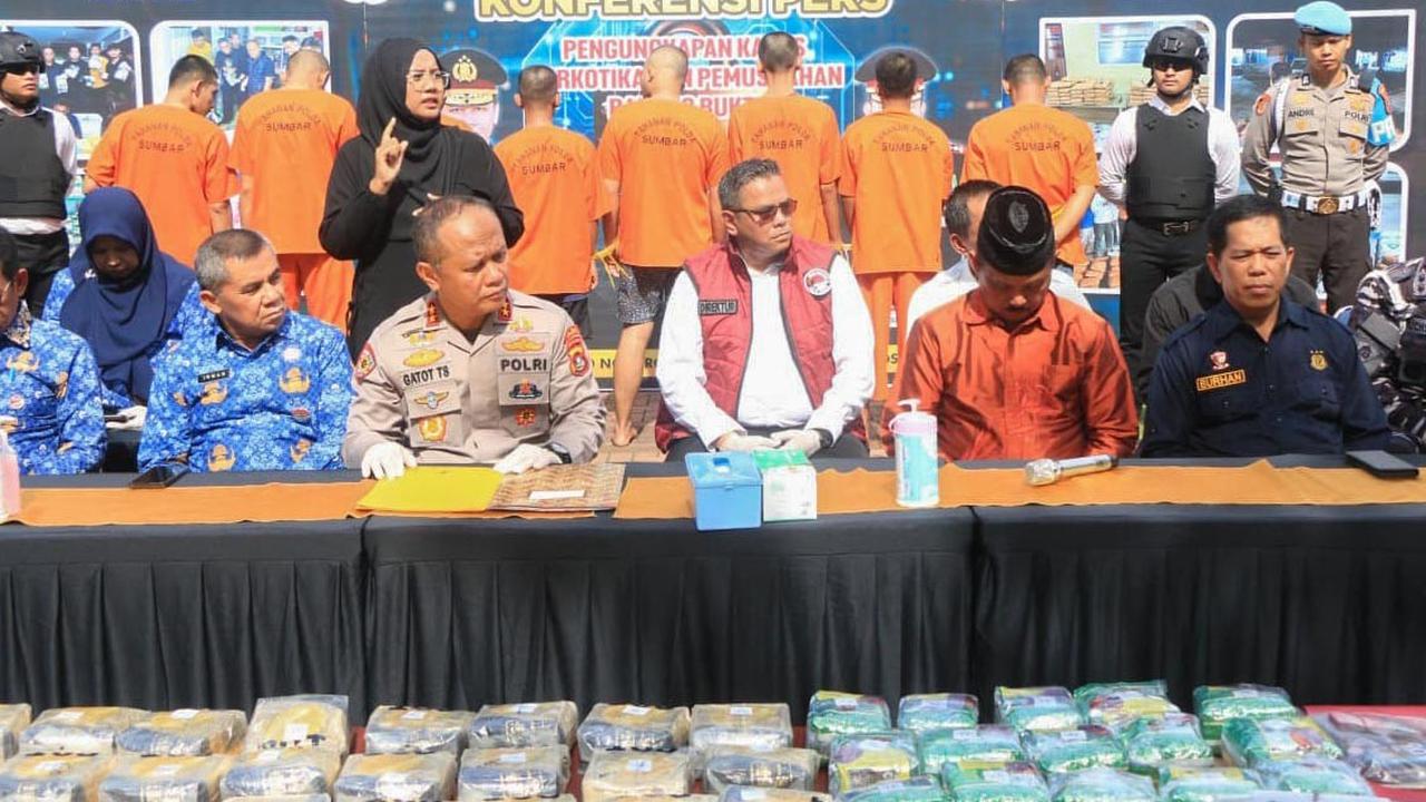 FOTO: Polda Sumbar Bongkar 37 Kasus Narkoba, 56 Tersangka Ditangkap