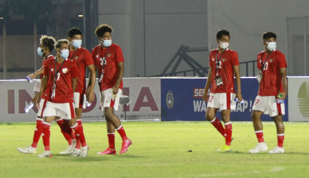 Selain itu, pemain juga diwajibkan menjaga jarak. Jelang pertandingan ketika sesi foto, kemudian saat masuk lapangan, dan ketika sesi team talk. (Foto: Bola.com/M. Iqbal Ichsan)
