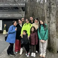 Ussy Pratama berlibur ke Jepang bersama keluarga. Gaya musim dinginnya begitu kompak dan seru. [Foto: Instagram/ Ussy Pratama]