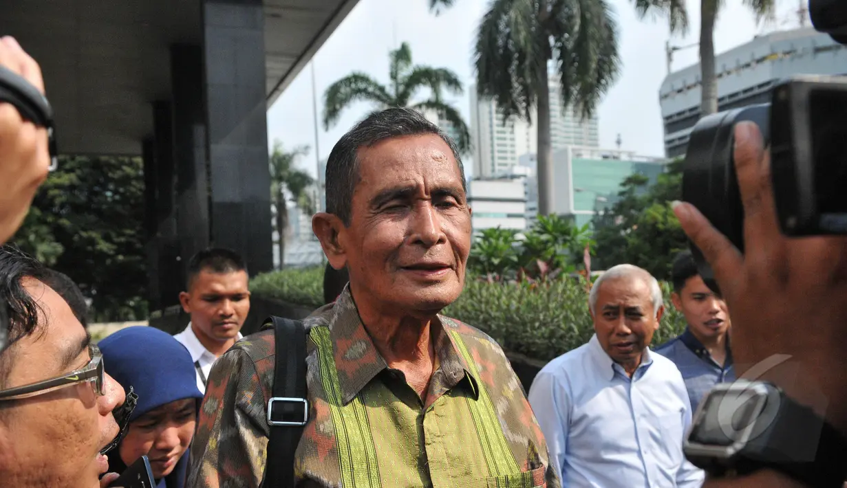 Mantan Komisioner KPK, Tumpak Hatorangan Pangabean saat keluar dari Gedung KPK, Jakarta, Senin (18/5/2015). Sejumlah mantan pejabat dan penasihat mendatangi KPK terkait dengan ulang tahun plt Ketua KPK Taufiequrachman Ruki. (Liputan6.com/Herman Zakharia)