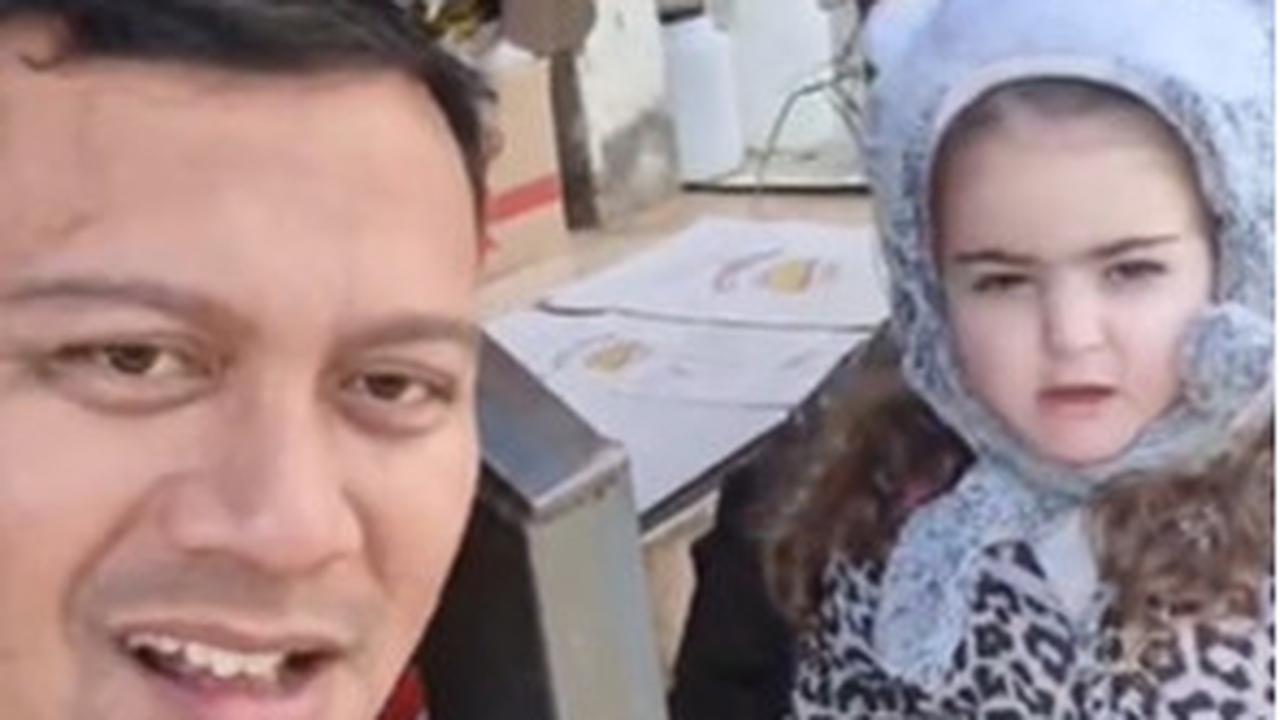 Anak Kecil Perempuan Lebanon ini Bikin Anggota TNI Gemes & Mau Bawa ke Indonesia