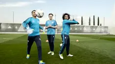 Keylor Navas kiper Real Madrid melakukan penyelamatan akrobatik yang tak biasa. Dalam video iklan ini, Keylor Navas ditantang bisa menahan tendahan Marcelo rekan setimnya.
