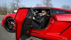 Nenek berusia 76 tahun, Sonja Heiniger, duduk di dalam Lamborghini miliknya di Jona, Swiss (20/5/2015). (REUTERS/Alessandro Garofalo)
